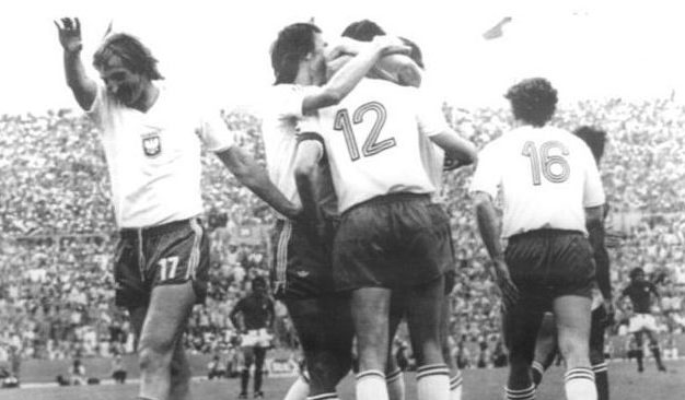 Andrzej Szarmach (pierwszy z lewej) w czasie meczu z Włochami na Mistrzostwach Świata w 1974 roku, fot. By Bundesarchiv, Bild 183-N0623-0018 / CC-BY-SA 3.0, CC BY-SA 3.0 de, https://commons.wikimedia.org/w/index.php?curid=5665444