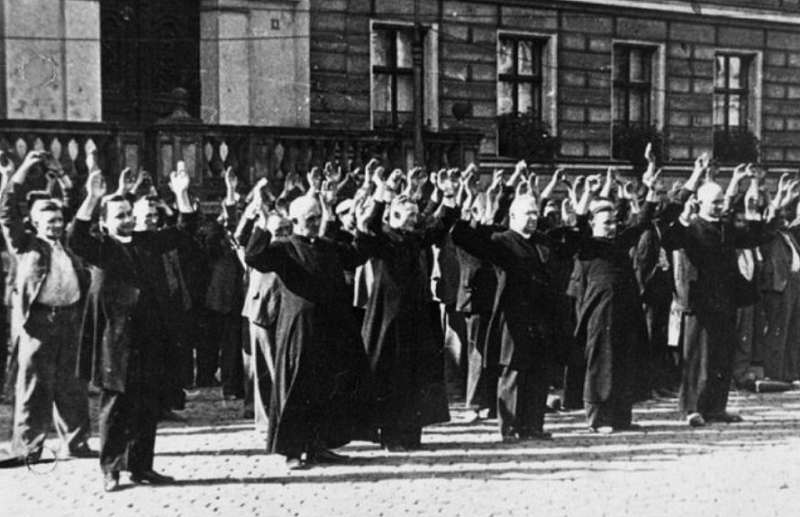 Polish priests and civilians as German hostages in Bydgoszcz (September 1939), public domain